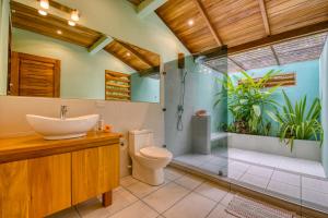 y baño con lavabo, aseo y ducha. en Casa Corazón - Premium Vacation Home, en Puerto Viejo