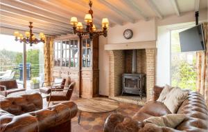 威斯圖特的住宿－Cozy Home In Westouter With House A Panoramic View，客厅配有皮革家具和壁炉