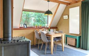 Bovenwezet的住宿－Lovely Home In Rekem-lanaken With Wifi，一间带桌子和炉灶的用餐室