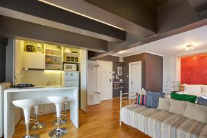een woonkamer met een tafel en een bank bij Loft by Clever in Thessaloniki