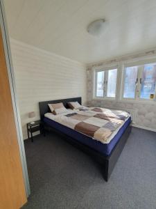 a bedroom with a large bed in a room at Lieblingsplatz in Rörvik
