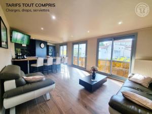 een woonkamer met een bank en een tafel bij Plenitude in Saint-Chamond