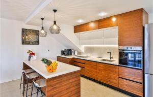 Η κουζίνα ή μικρή κουζίνα στο Stunning Home In Solin