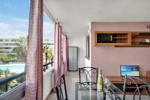 een eetkamer met een balkon met uitzicht op het zwembad bij Chasna in Costa Del Silencio