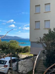 ein weißes Auto, das vor einem Gebäude parkt in der Unterkunft Magnifique T2 en bord de mer in Le Lavandou