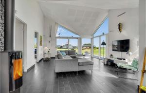 uma sala de estar com um sofá e uma televisão em Cozy Home In Sby With House Sea View em Sæby