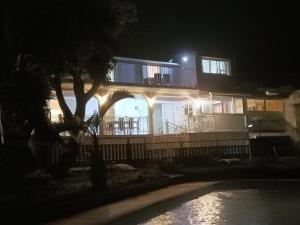 une maison avec des lumières sur son côté la nuit dans l'établissement Villa Couleurs du Sud Sauvage, à Saint-Joseph