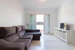 sala de estar con sofá y TV en Villa Mar Deluxe, en Castillo del Romeral