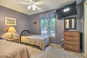 - une chambre avec 2 lits et une télévision à écran plat dans l'établissement Bella Vista Home Base Near Mtn Biking and Golf!, à Bella Vista