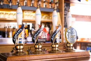 un gruppo di tre premi in cima a un bar di White Hart Inn a Blythburgh