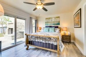 Schlafzimmer mit einem Bett und einem Deckenventilator in der Unterkunft Lake Buchanan Island Hideaway with Private Beach! in Bluffton