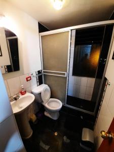 a small bathroom with a toilet and a sink at Departamento amoblado en Arequipa, Cerro Colorado - Plaza las Américas in La Libertad