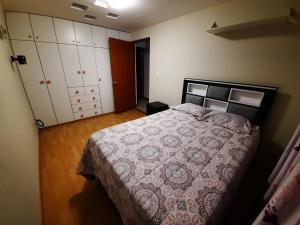 1 dormitorio con 1 cama, armario y armarios en Departamento amoblado en Arequipa, Cerro Colorado - Plaza las Américas, en La Libertad