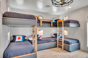 1 dormitorio con 3 literas en una casa en BeachHouse Bliss, en Padre Island 58 fotos más