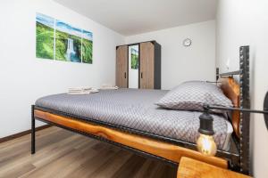 une chambre avec un lit dans une pièce dans l'établissement Apartmani Tumpići, à Opatija