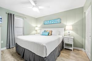 Postel nebo postele na pokoji v ubytování Pelican Beach Resort 1511 by Newman-Dailey