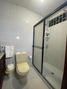 y baño blanco con aseo y ducha. en Habitaciones independientes cerca al aeropuerto 1 en Cartagena de Indias