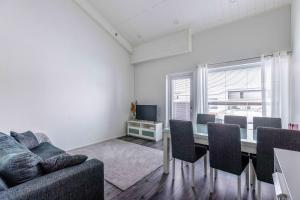 un soggiorno con un divano e un tavolo con sedie di StarVillas B305 a Kalajoki Altre 30 foto