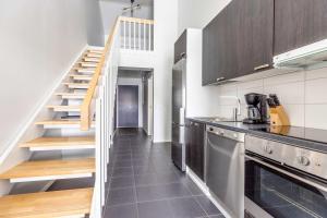 una cucina con scala e piano di lavoro di StarVillas B305 a Kalajoki