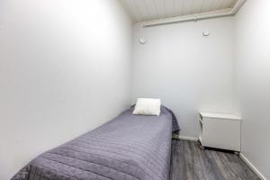 una piccola camera da letto con un letto e una cassettiera di StarVillas B305 a Kalajoki