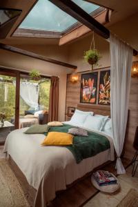 Postel nebo postele na pokoji v ubytování Tripsylvania Tiny House + 3 fotografie