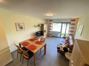 een kleine woonkamer met een tafel en een bank bij Ferienwohnung Antonia am Staufenpark in Oberstaufen