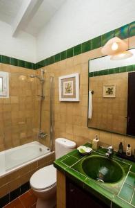 een badkamer met een wastafel, een toilet en een bad bij Villa Bini Sek in Binibeca