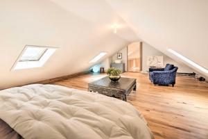 1 dormitorio con cama, sofá y mesa en Modern Catskills Escape on 25 Acres with Deck!, en Mountain Dale