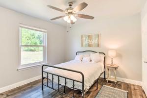 una camera con letto e ventilatore a soffitto di Suburban Texas Retreat about 3 Miles to Downtown! a McKinney