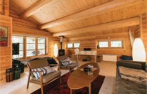 SnogebækにあるStunning Home In Nex With 3 Bedrooms And Wifiの木製の壁と木製の天井が特徴のリビングルーム