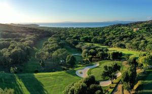 eine Luftansicht des Golfplatzes im Resort in der Unterkunft Golf Hotel Punta Ala in Punta Ala