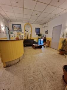 a lobby with a waiting room with a couch at Hôtel du Nord in Cannes