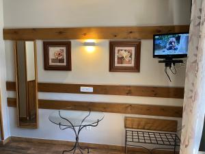 Una televisión o centro de entretenimiento en Hotel Rural El Valle