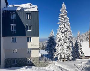 ヤホリナにあるVila TRNOVOの雪の中の建物