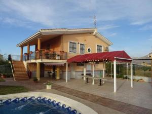 een huis met een zwembad ervoor bij Villa Mónica in Orihuela