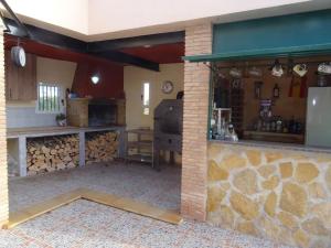 una gran cocina con encimera y una habitación con barra en Villa Mónica, en Orihuela