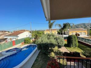 widok na basen w ogrodzie w obiekcie Villa Mónica w mieście Orihuela