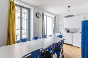 eine Küche und ein Esszimmer mit einem Tisch und Stühlen in der Unterkunft Lavie Maison large comfy flat in Bordeaux
