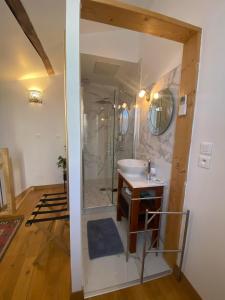 uma casa de banho com um chuveiro e um lavatório. em La Grange aux hirondelles em Laroque-des-Albères