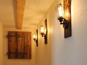 einen Flur mit zwei Lichtern und einer Tür an der Wand in der Unterkunft Bergfee Natur Appartements in Nesselwängle