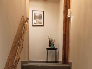 eine Treppe mit einem Tisch und einem Bild an der Wand in der Unterkunft Bergfee Natur Appartements in Nesselwängle