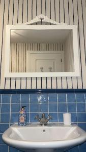 een badkamer met een wastafel en een spiegel bij BenedettaMolinaseca VuT in Molinaseca