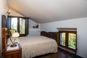 - une chambre avec un lit dans une pièce dotée de fenêtres dans l'établissement Etnalodge, à Piedimonte Etneo