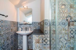 a bathroom with a sink and a shower at Etnalodge in Piedimonte Etneo