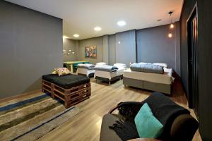 sala de estar con varias camas y sofá en HOTEL SENADoR, en Ribeirão Preto