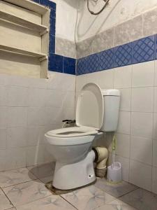 W pokoju znajduje się łazienka z białą toaletą. w obiekcie Villa Tsara - Vacances de rêve à la mer na Nosy Be