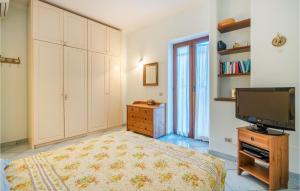 una camera con letto e TV a schermo piatto di Cozy Home In Forio na With House Sea View a Ischia