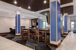 uma sala de jantar com mesa e cadeiras em Holiday Inn Express & Suites - Ann Arbor - University South, an IHG Hotel em Ann Arbor