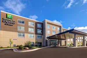 una imagen de un edificio hospitalario en Holiday Inn Express & Suites - Ann Arbor - University South, an IHG Hotel en Ann Arbor
