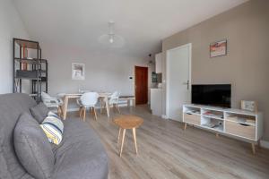 Televízia a/alebo spoločenská miestnosť v ubytovaní Coquet appartement à 300 m du port du Pouliguen